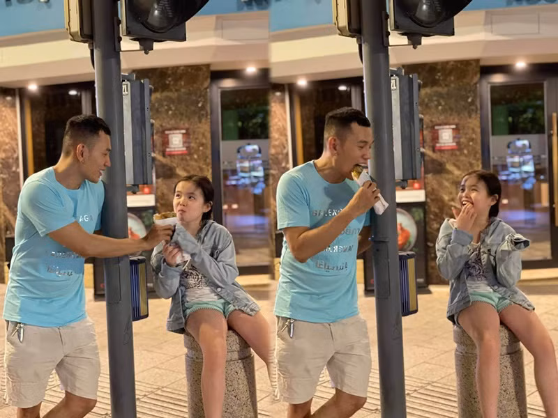 Lý Bình khoe anh và bé Mia không hề có bất kì khoảng cách nào. “Mia là một cô bé rất tình cảm và quan tâm tôi rất nhiều. Có hôm Mia đang ngồi coi phim, tôi leo lên cái ghế cao để lau dọn thì con bé ngay lập tức chạy lại cầm chân ghế vì sợ ba té", anh nói.