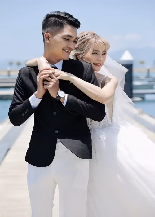 Vợ chồng nam diễn viên hài chụp ảnh cưới trong studio tại TP HCM, các địa điểm đẹp của Nha Trang.