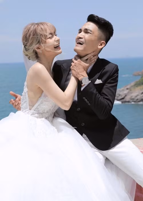 Thảo Vy khoe ảnh cưới hài hước bên Mạc Văn Khoa.