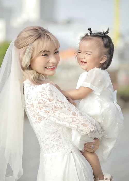 Con gái của Mạc Văn Khoa - bé Minnie chụp ảnh cưới cùng bố mẹ.