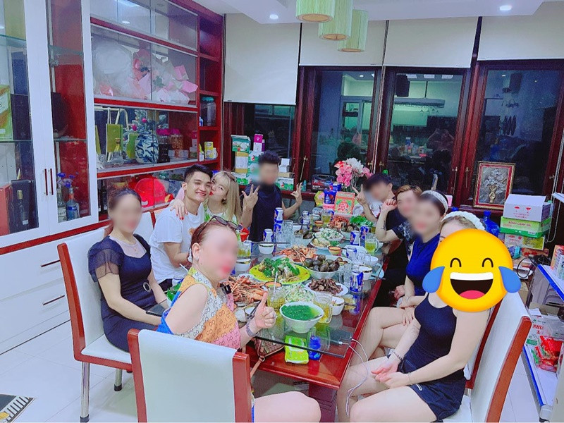 Vợ chồng Mạc Văn Khoa tình tứ trong bữa tiệc sinh nhật ấm cúng.