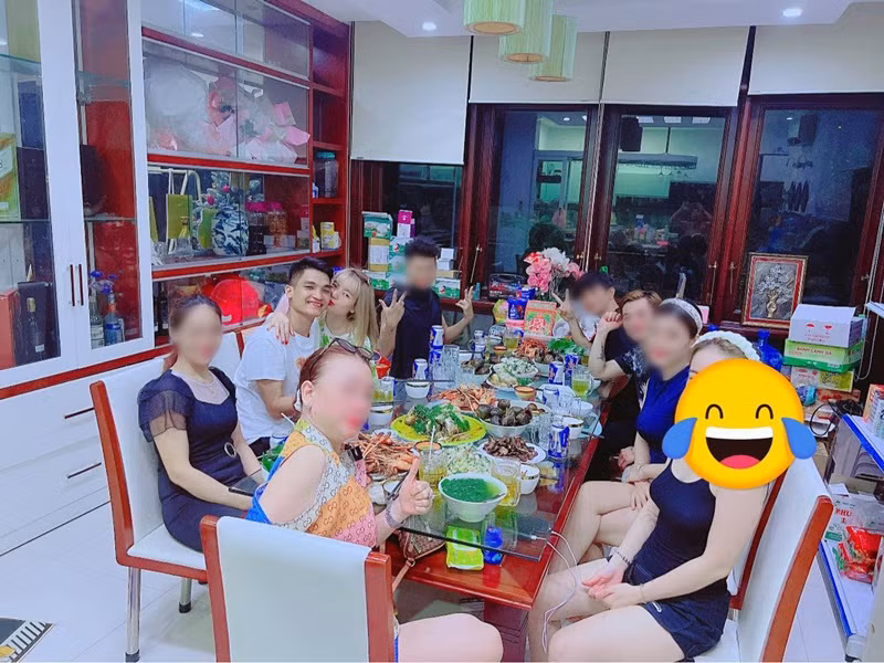 Vợ chồng Mạc Văn Khoa tình tứ trong bữa tiệc sinh nhật ấm cúng.