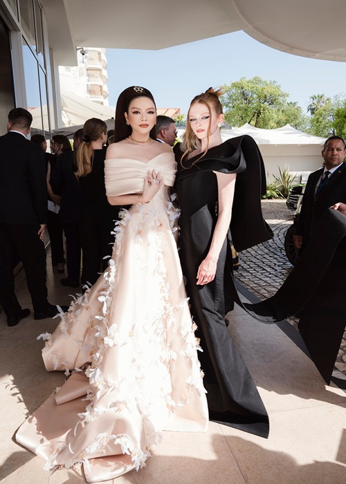 Larsen Thompson là một trong những nghệ sĩ trẻ đa tài nhất tại Hollywood hiện nay. Cô từng là người mẫu của Betsey Johnson, Dior, Fendi, Juicy Couture, Superga, Target, Puma.... Người đẹp sinh năm 2000 cũng là vũ công làm việc với các nghệ sĩ như Christina Aguilera, Janet Jackson, Katy Perry.