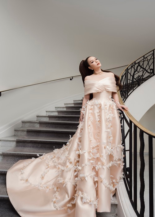 Lý Nhã Kỳ chăm biến hóa khi xuất hiện tại Cannes.