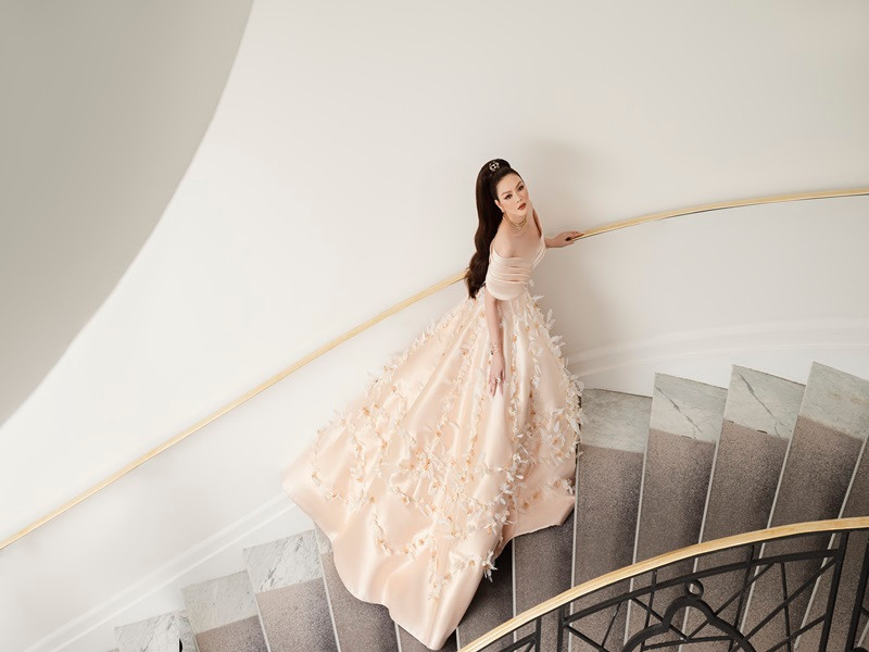 Gu thời trang và thần thái của cô không hề kém cạnh bất cứ ngôi sao quốc tế nào.