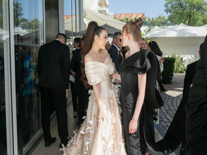 Larsen Thompson khen phong cách thời trang cho đến thần thái của Lý Nhã Kỳ.