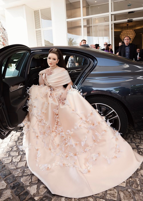 Là nghệ sĩ khách mời danh dự của ban tổ chức nên Lý Nhã Kỳ được ban tổ chức đón đưa bằng xe riêng, có người đón ngay tại thảm đỏ khi bước xuống.