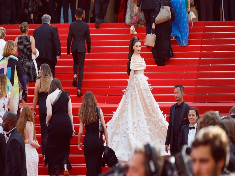 Hình ảnh Lý Nhã Kỳ trên bậc thang thảm đỏ Cannes năm nay.