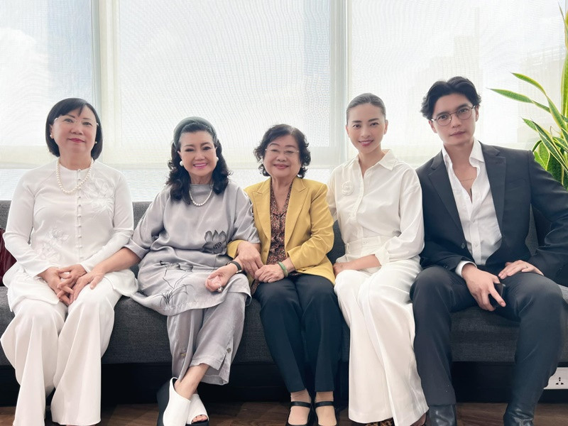 Huy Trần bày tỏ, anh tự hào về bà xã Ngô Thanh Vân luôn tích cực làm từ thiện.