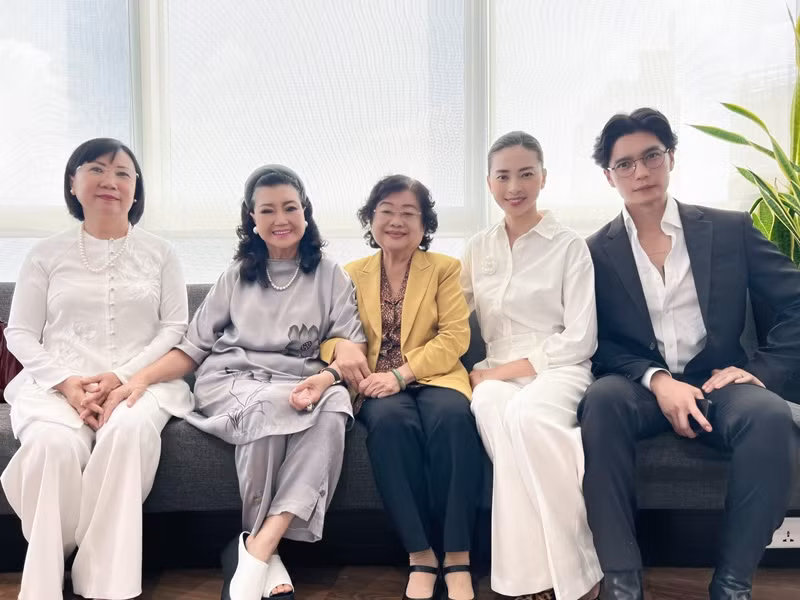 Huy Trần bày tỏ, anh tự hào về bà xã Ngô Thanh Vân luôn tích cực làm từ thiện.