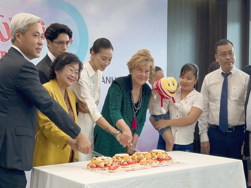 Nàng đả nữ chia sẻ: "Huy ơi, tụi mình không có đi honeymoon nhé. Chồng theo vợ đi làm từ thiện được không ?! Vì còn nhiều em bé cần sự giúp đỡ quá. Chữa lành bao trái tim trẻ thơ bao nhiêu năm nay, đến hôm nay trái tim khuyết của vợ mới được đầy. Chồng cùng vợ tiếp nối hành trình này nhé".