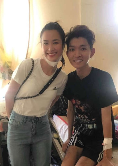 Năm 2019, Đông Nhi cùng Ông Cao Thắng lặng lẽ đến thăm một fan đang nằm tại bệnh viện. Ảnh: Saostar