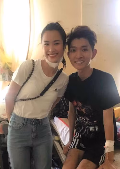 Năm 2019, Đông Nhi cùng Ông Cao Thắng lặng lẽ đến thăm một fan đang nằm tại bệnh viện. Ảnh: Saostar