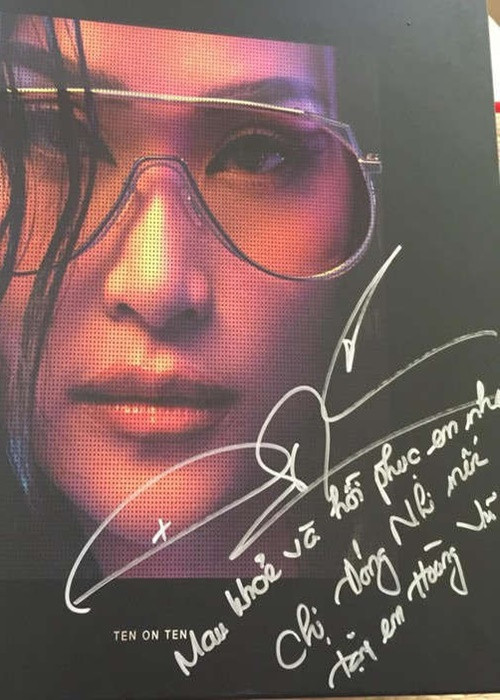 Không chỉ hỏi thăm sức khỏe của người hâm mộ, Đông Nhi còn tặng fan album. Ảnh: Saostar