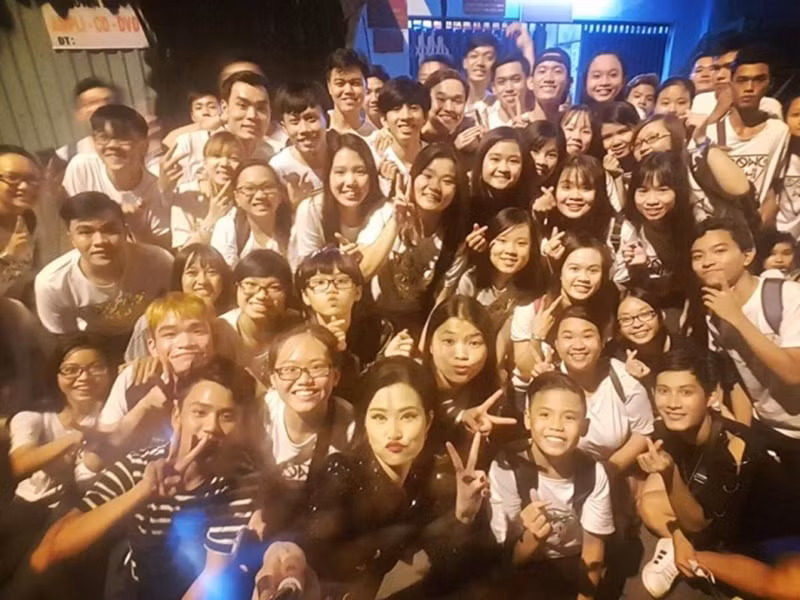 Để chiều fan sau khi kết thúc một buổi biểu diễn, dù đêm khuya, Đông Nhi quyết định rủ người hâm mộ vào một con hẻm nhỏ để chụp ảnh. Ảnh: Saostar