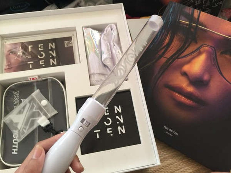 Fan xúc động khi được thần tượng đến thăm: “Em đã khóc khi thấy chị và anh Thắng vào thăm. Em bất ngờ lắm em cám ơn chị Đông Nhi và FC Đông Nhi tại TP HCM đã dành chút thời gian thăm em”. Ảnh: Saostar