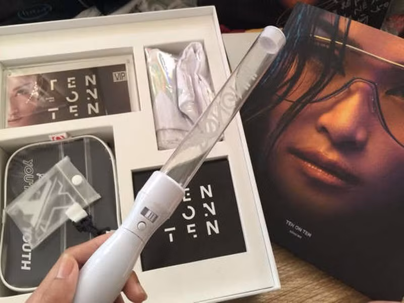 Fan xúc động khi được thần tượng đến thăm: “Em đã khóc khi thấy chị và anh Thắng vào thăm. Em bất ngờ lắm em cám ơn chị Đông Nhi và FC Đông Nhi tại TP HCM đã dành chút thời gian thăm em”. Ảnh: Saostar