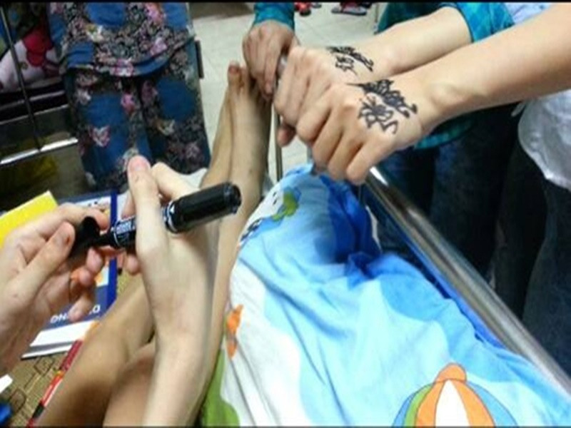 Cảm kích với tấm lòng của thần tượng, fan đã vẽ tặng cho Đông Nhi và Ông Cao Thắng 2 con bướm lên tay của cả hai. Ảnh: Yan