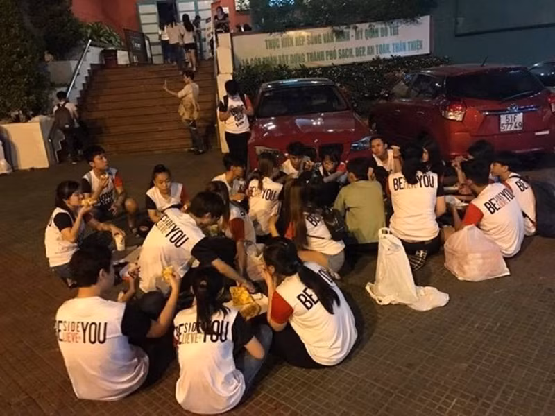 Khi chứng kiến fan vất vả chờ mình quay hình năm 2017, Đông Nhi quyết định mời fan ăn pizza vào buổi ghi hình tiếp theo. Ảnh: Yan