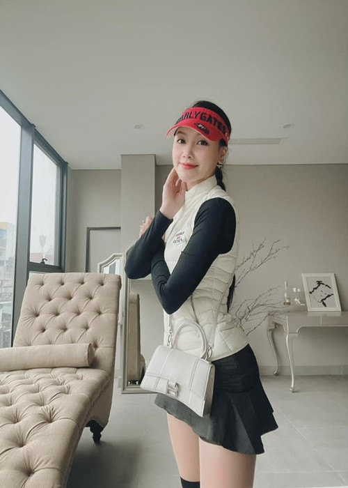 Gần đây, khi một người bạn để lại bình luận: "Em bỏ VTV giờ về sống đúng theo những gì mình thích hả?", Minh Hà đáp lại: “Không anh. Không ai bỏ gì hết. Em làm xong các việc cần làm, học đủ những thứ cần học ở VTV, em chuyển sang lĩnh vực khác. Trước ở VTV, em vẫn sống kiểu em thích chứ”. Chia sẻ của nữ MC làm dấy nghi vấn cô rời VTV.