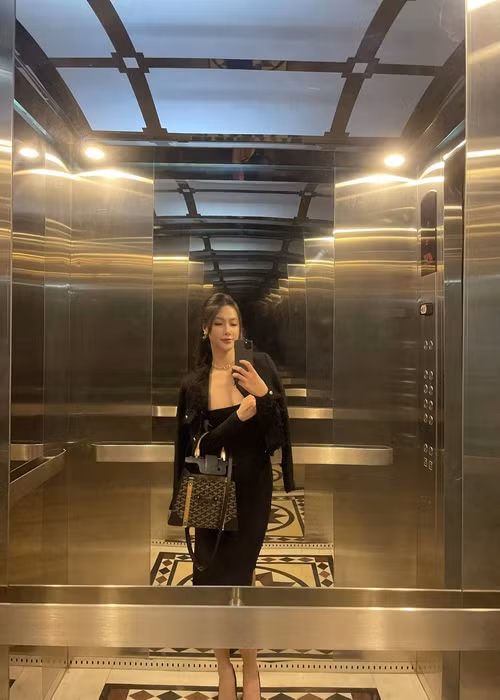 Hầu hết những trang phục Minh Hà diện đều do bản thân cô thiết kế.