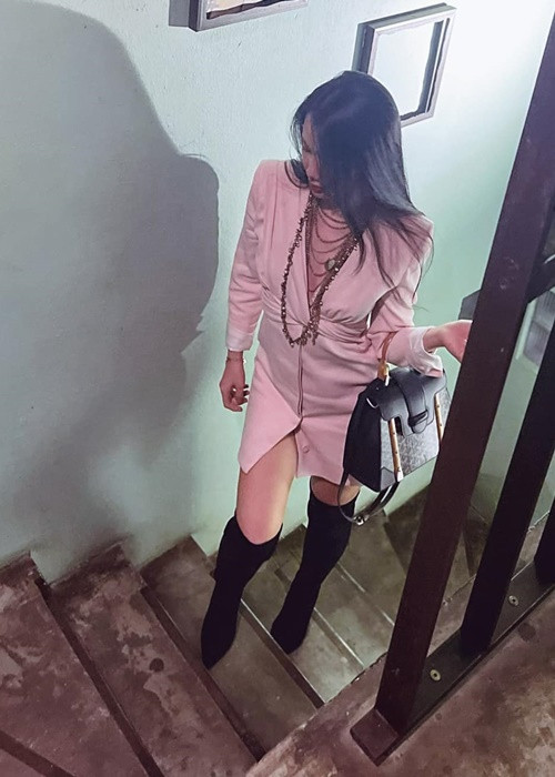 Nữ MC lúc nữ tính, nhẹ nhàng, khi cá tính, lúc lại kiêu sa.