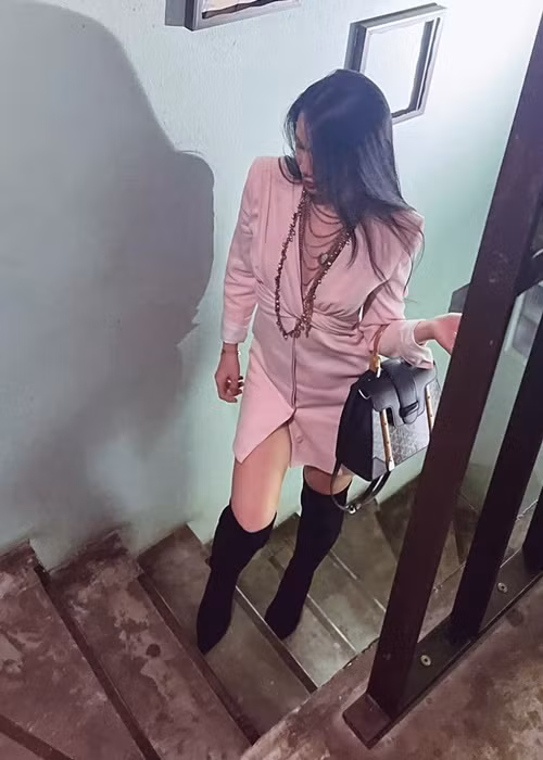 Nữ MC lúc nữ tính, nhẹ nhàng, khi cá tính, lúc lại kiêu sa.