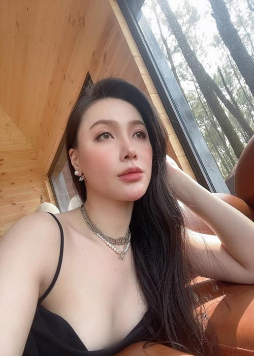 Nữ MC sinh năm 1987 sở hữu gương mặt sắc sảo, thân hình cân đối, gợi cảm.