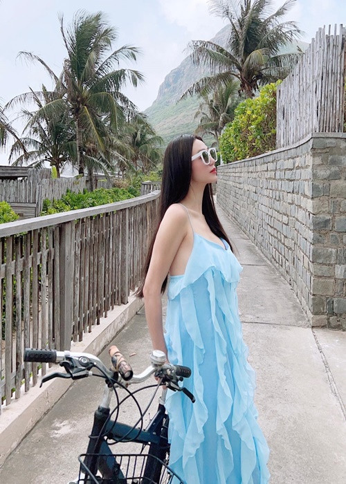 Cô chia sẻ: "Mọi người hãy loại bỏ suy nghĩ: "Một phụ nữ thành công là do được hậu thuẫn bởi một người đàn ông quyền lực. Bởi lẽ, phụ nữ vẫn có thể tự tay xây nên sự nghiệp vững chãi bằng chính sức của mình".