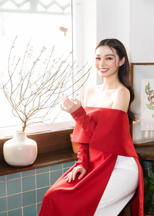 Người đẹp chia sẻ trên Giao thông: “Tôi chưa bao giờ thay đổi quan niệm. Nhưng đúng là niềm tin vào thứ gì đó là điều không thể nói trước. Ở mỗi độ tuổi sẽ có những suy nghĩ khác nhau về mọi điều từ cuộc sống, sự thành công hay tình cảm. Chuyện tình cảm nếu nói xa cũng không ổn. Mình còn chưa biết ngày mai sẽ thế nào thì nói trước để làm gì?”.