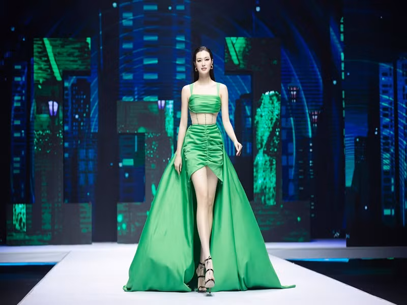 Khánh My cho biết, cô là một nữ doanh nhân thành đạt, hoạt động song song cùng nghệ thuật nên chẳng cần phải yêu đại gia.