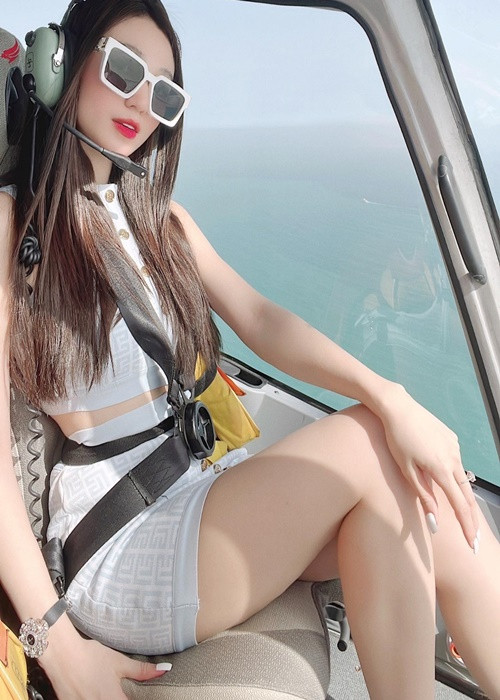 Nữ người mẫu sinh năm 1991 hiện tại có cuộc sống sang chảnh. Cô sở hữu xe hơi đắt tiền và căn hộ cao cấp, có những chuyến du lịch xa xỉ.