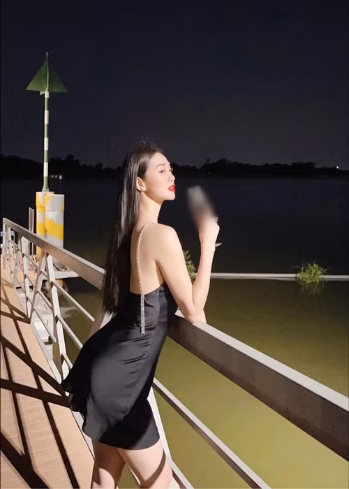 Để cải thiện số đo vòng 3, tình cũ của Tiến Vũ áp dụng chế độ ăn uống khoa học, tập luyện gym chăm chỉ.