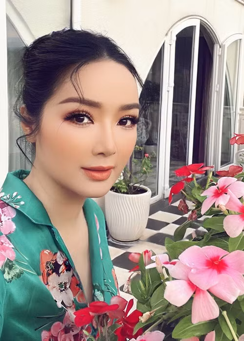 Người đẹp vẫn dành nhiều thời gian cho gia đình, bạn bè.