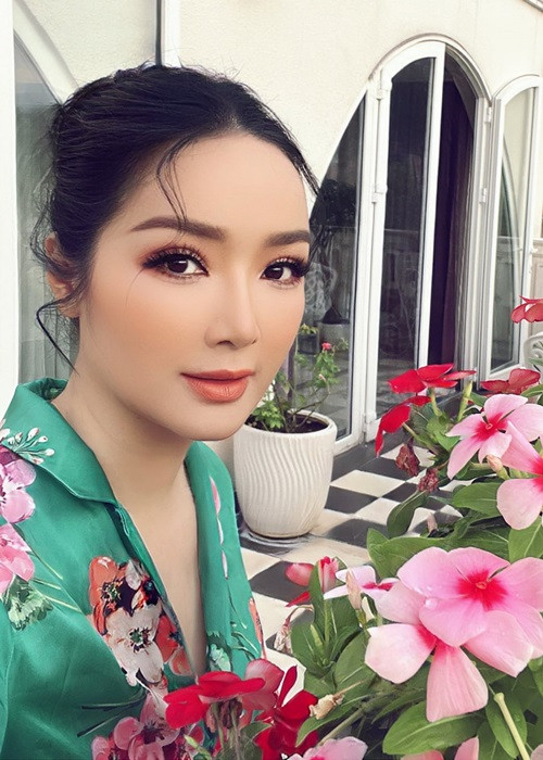 Người đẹp vẫn dành nhiều thời gian cho gia đình, bạn bè.