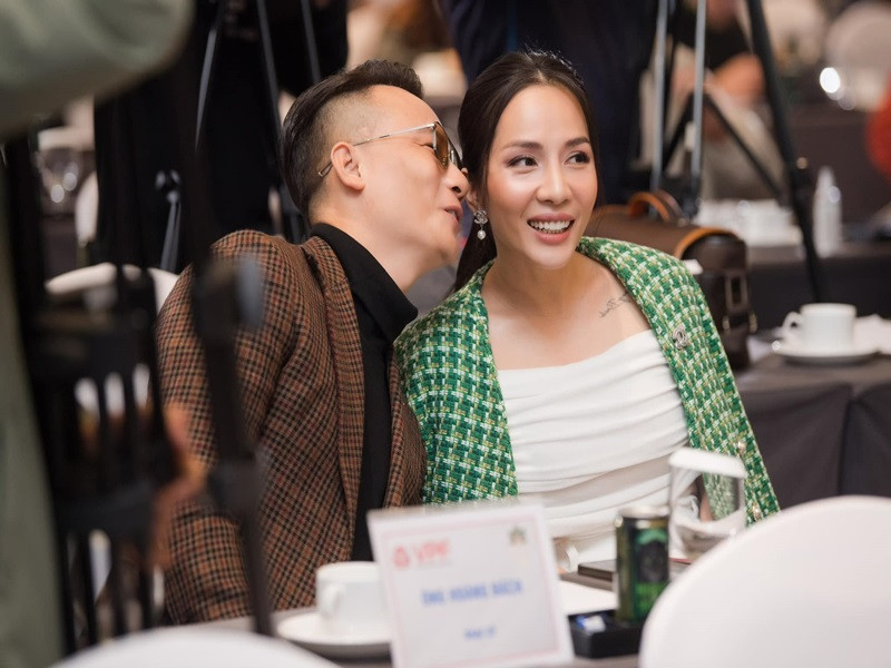 Sau 16 năm kết hôn, có 3 con chung, vợ chồng Hoàng Bách vẫn mặn nồng như ngày mới yêu.