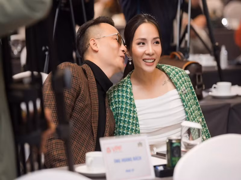 Sau 16 năm kết hôn, có 3 con chung, vợ chồng Hoàng Bách vẫn mặn nồng như ngày mới yêu.