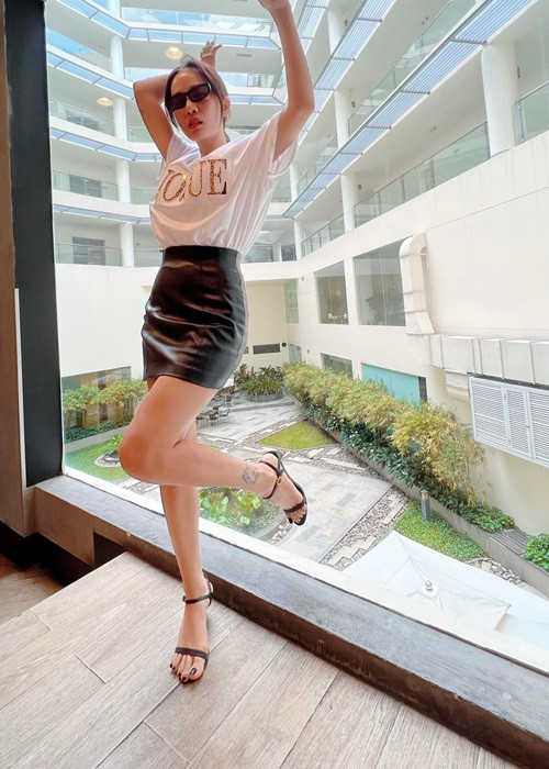 Cô trở thành hậu phương vững chắc để chồng hoạt động nghệ thuật.