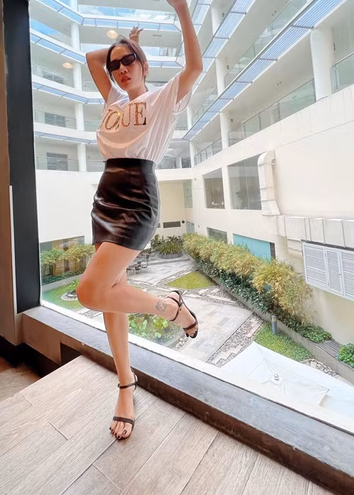 Cô trở thành hậu phương vững chắc để chồng hoạt động nghệ thuật.