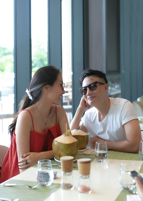 Hôn nhân của cặp đôi bền chặt do cả hai luôn dành cho nhau sự chân thành, tôn trọng, tin tưởng, thấu hiểu và xây dựng.