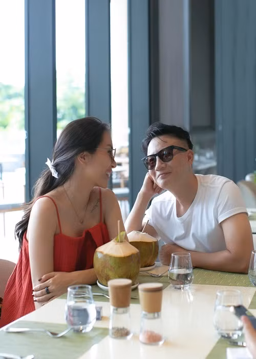 Hôn nhân của cặp đôi bền chặt do cả hai luôn dành cho nhau sự chân thành, tôn trọng, tin tưởng, thấu hiểu và xây dựng.