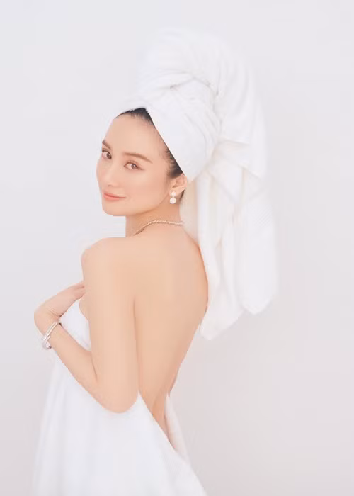 Jun Vũ nâng ngực cách đây ít năm. Sau khi dao kéo, cô mặc táo bạo hơn. Ảnh: FBNV