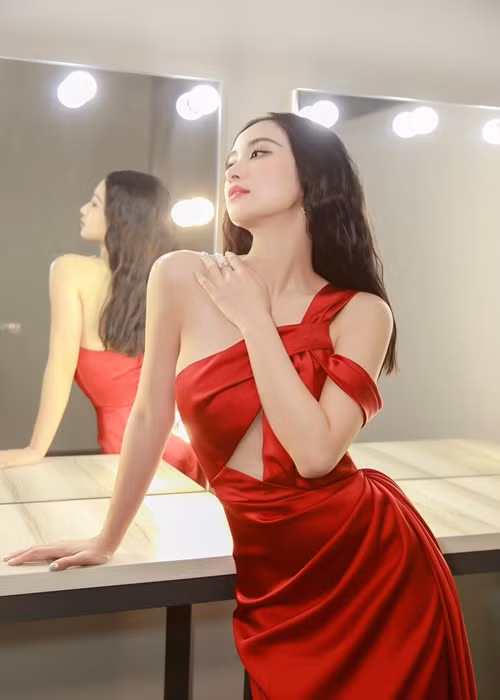 Nữ diễn viên 9x sở hữu gương mặt đầy cuốn hút cùng số đo 3 vòng gợi cảm. Ảnh: FBNV