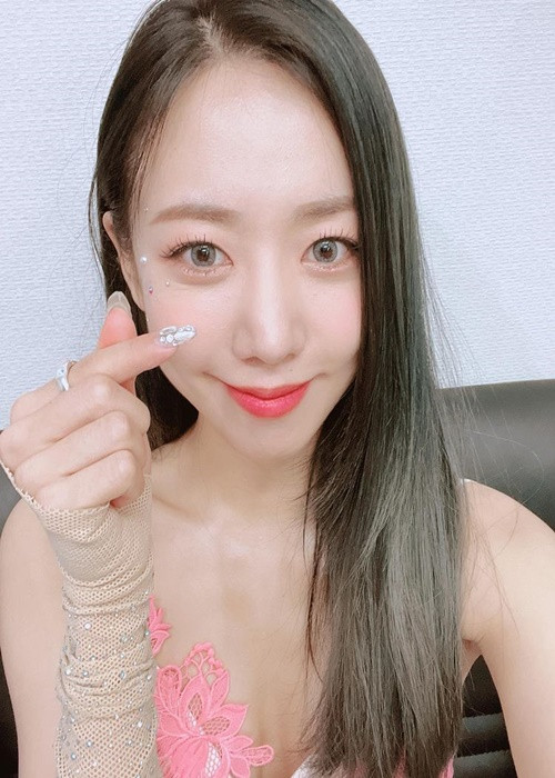 Nam Joo sinh năm 1995, sở hữu gương mặt dễ thương, hài hòa. Năm 2018, Nam Joo bị cư dân mạng chế nhạo là thảm họa phẫu thuật thẩm mỹ vì khuôn mặt thay đổi, mũi lệch và hếch. Đến nay, chiếc mũi của nữ thần tượng đã tự nhiên hơn. Ảnh: Instagram