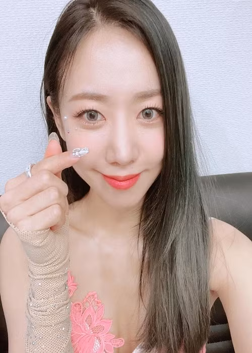 Nam Joo sinh năm 1995, sở hữu gương mặt dễ thương, hài hòa. Năm 2018, Nam Joo bị cư dân mạng chế nhạo là thảm họa phẫu thuật thẩm mỹ vì khuôn mặt thay đổi, mũi lệch và hếch. Đến nay, chiếc mũi của nữ thần tượng đã tự nhiên hơn. Ảnh: Instagram