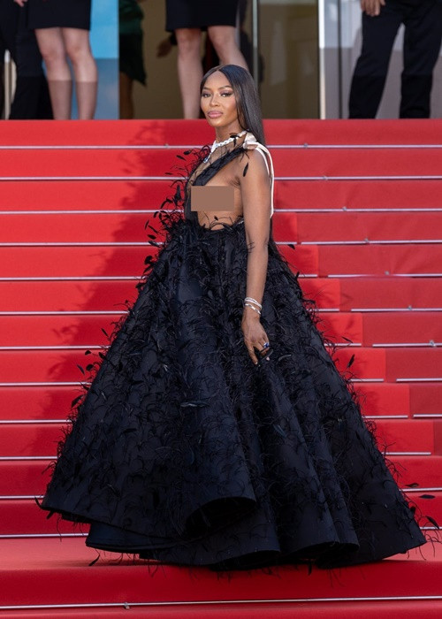 Siêu mẫu Naomi Campbell phô gần hết vòng một trong mẫu váy táo bạo. Ảnh: Elle