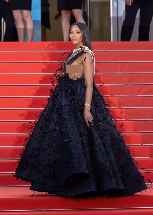 Siêu mẫu Naomi Campbell phô gần hết vòng một trong mẫu váy táo bạo. Ảnh: Elle