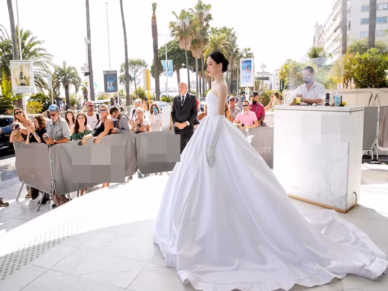 Do lý do sức khỏe, Lý Nhã Kỳ hủy lịch ở Cannes những ngày cuối. Cô chúc Hương Giang có những trải nghiệm thật vui và nhiều khoảnh khắc đẹp trên thảm đỏ. Ảnh: FBNV