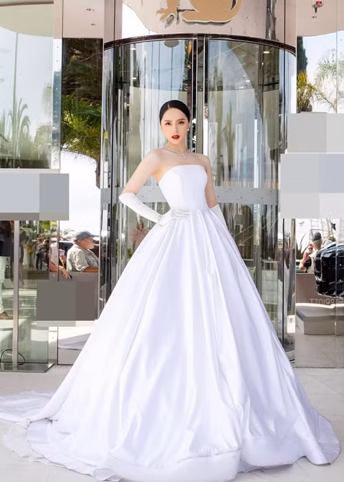 Hương Giang diện đầm cúp ngực trắng dự thảm đỏ. Ảnh: FBNV