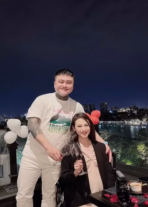 Vũ Duy Khánh dành toàn bộ thời gian để chăm sóc vợ. “Cũng may việc nấu ăn trong nhà tôi đảm nhiệm nên không quá vất vả để chăm sóc bà bầu”, anh kể.